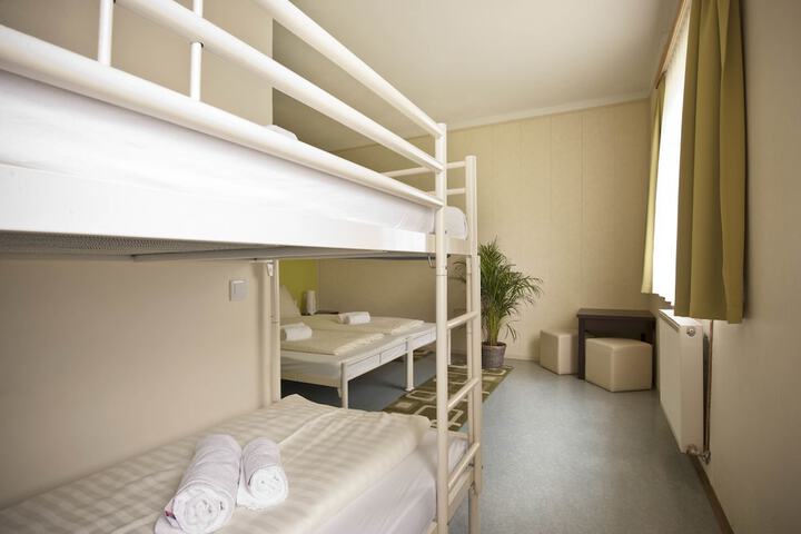 Room 7 of 76
