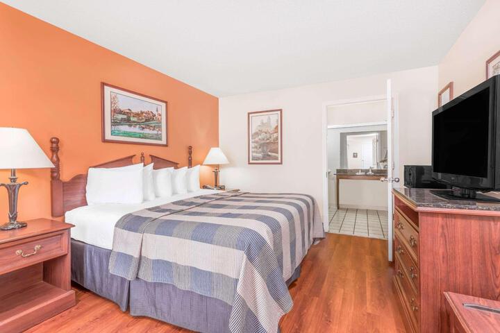 1 King Bed (2 of 8)