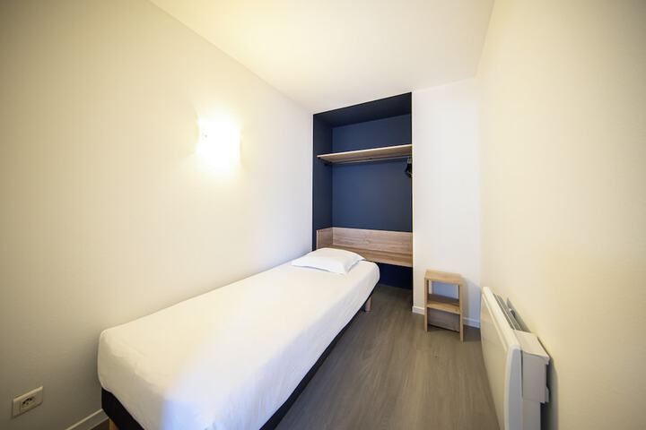 Room 4 of 42