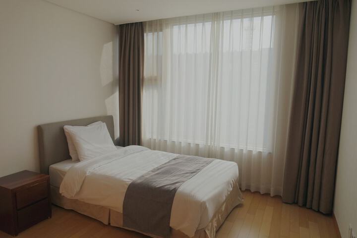 Room 8 of 34