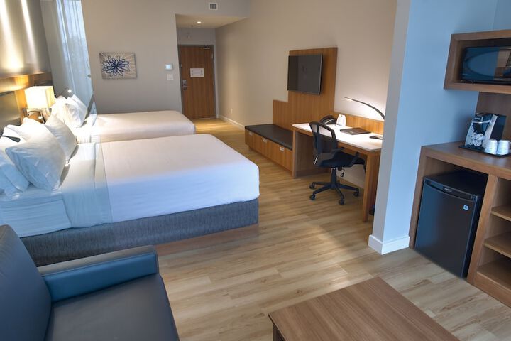 1 Queen Bed (4 of 5)