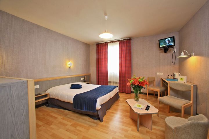 Room 5 of 16