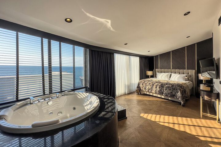 Room 25 of 176