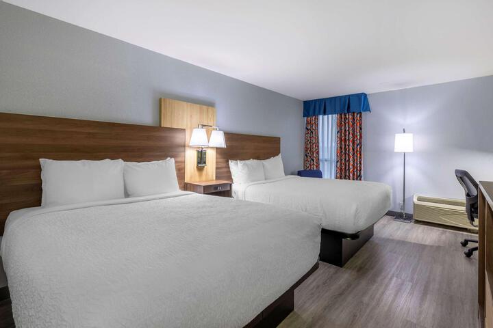 1 Queen Bed Flat Screen Television Microwave and Refrigerator High Speed Internet Accessible Full Breakfast (10 of 22)