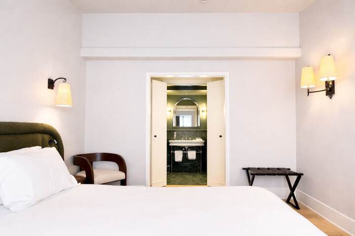 Room 33 of 85
