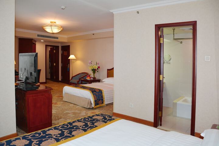 Room 13 of 121