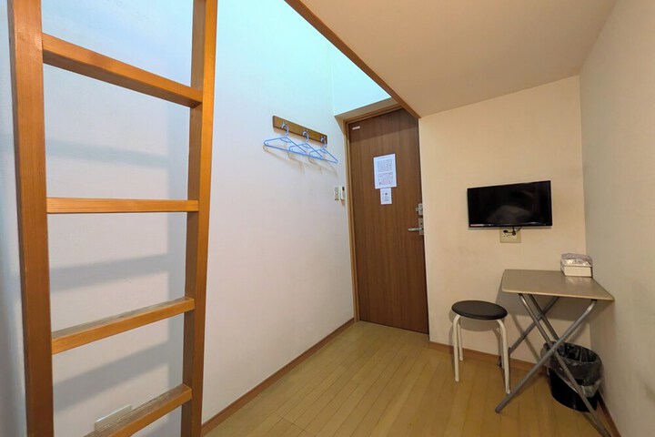 Room 8 of 25