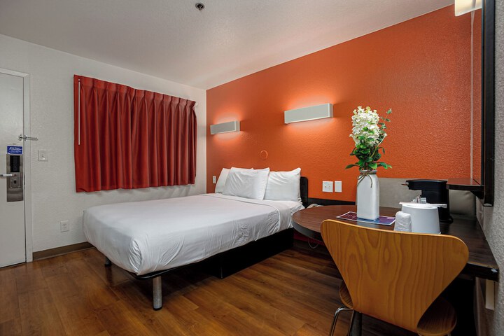 Double Bed Accessible (5 of 10)
