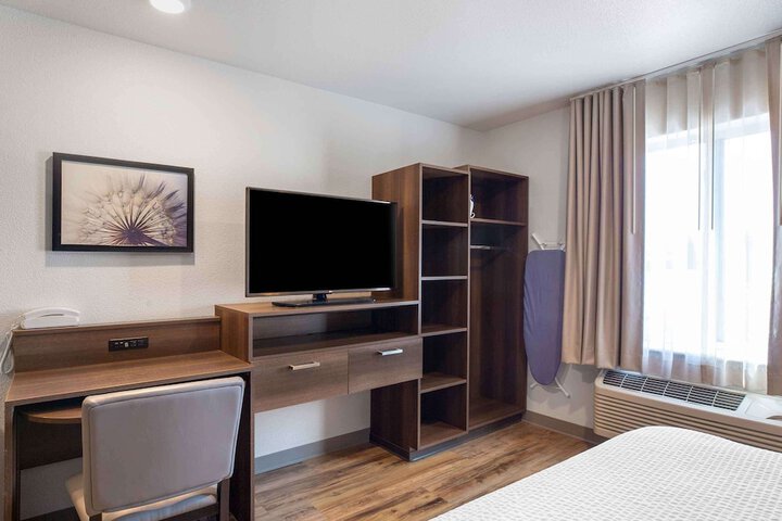 Studio Queen Bed (4 of 9)