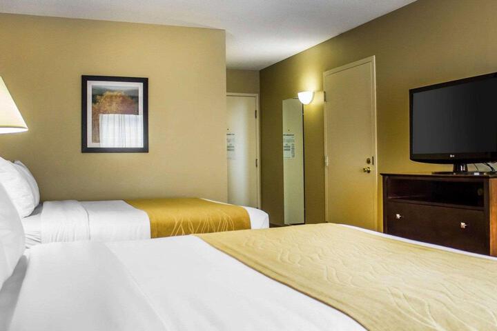 1 Queen Bed Accessible (10 of 15)