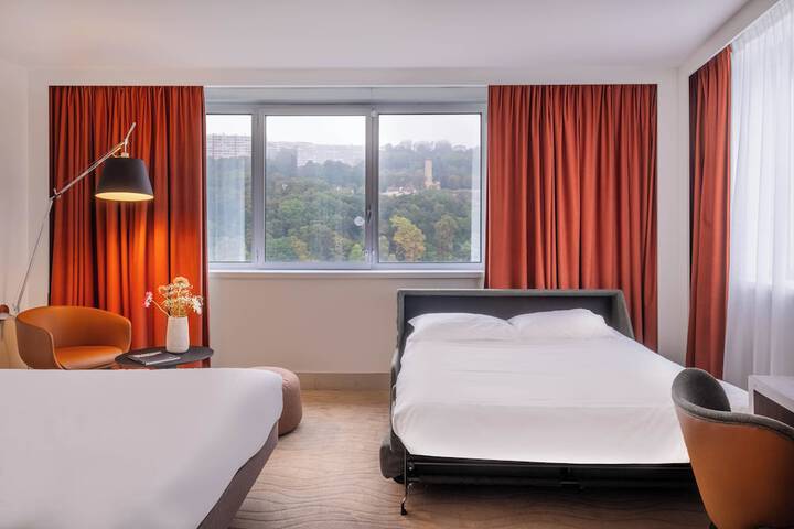 Room 53 of 136
