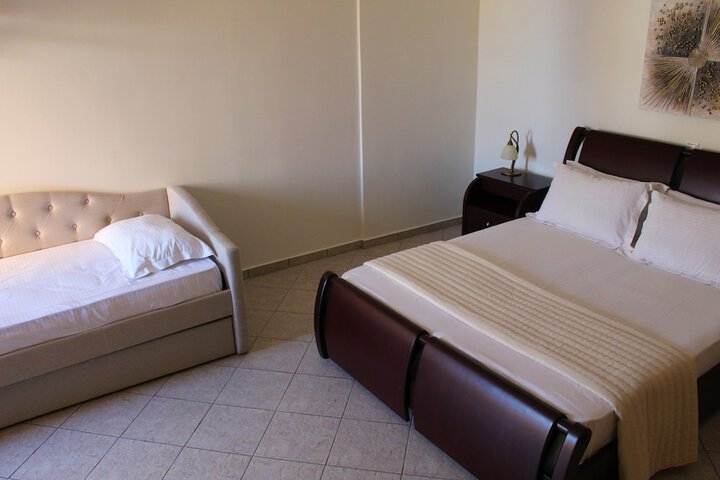 Room 8 of 99