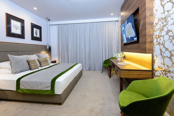 Room 3 of 98