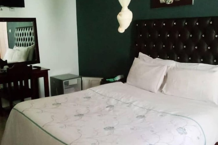 Room 4 of 9