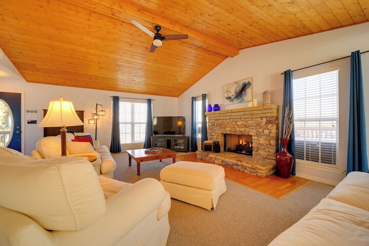 Exterior of Cozy Sapphire Resort Home w / Deck & Mountain Views