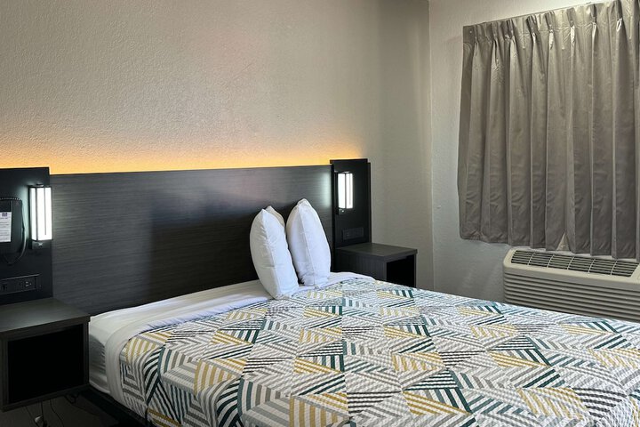 1 Queen Bed (3 of 16)