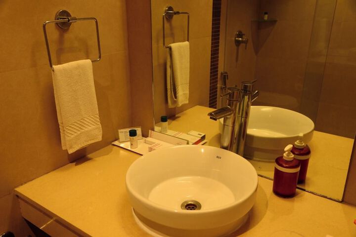 Room 21 of 34