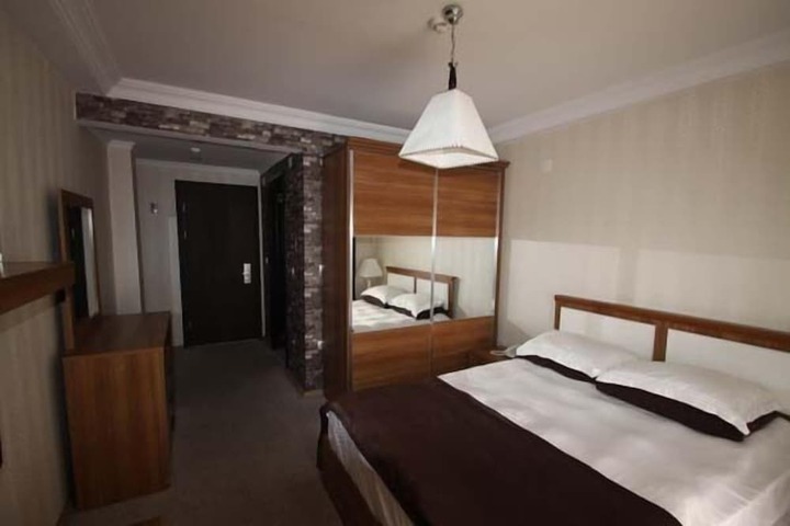 Room 10 of 27