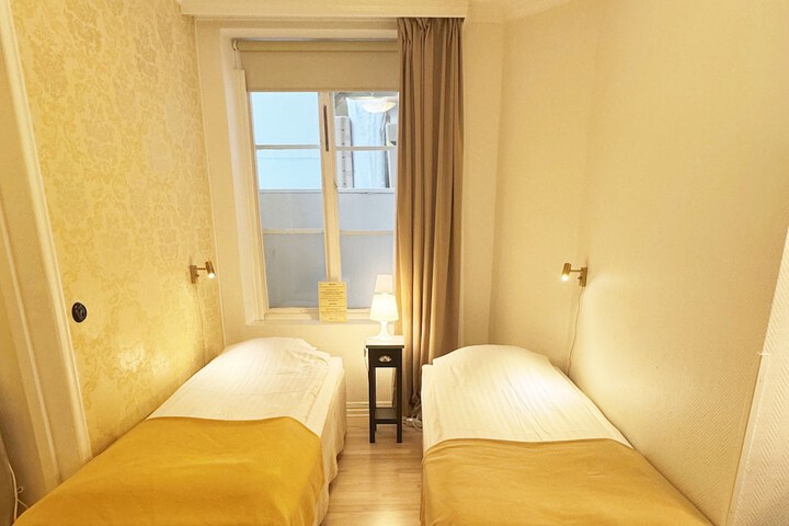 Room 33 of 212