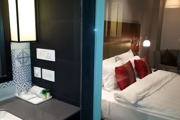 Room 4 of 52