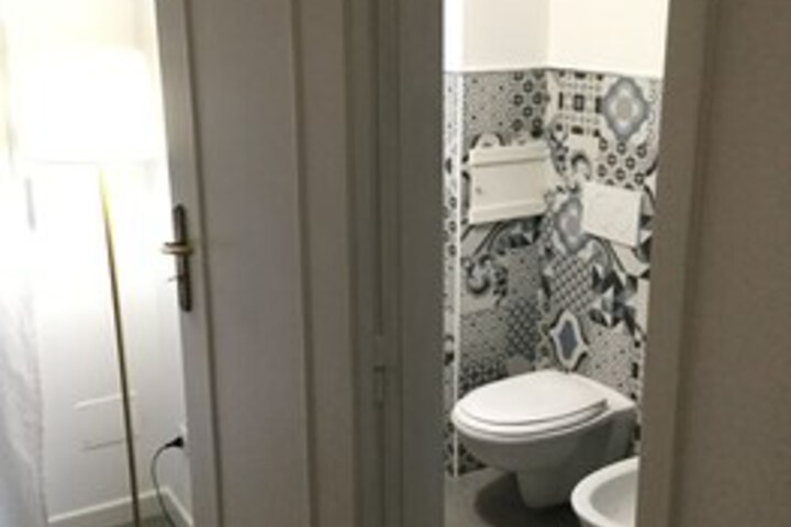Room 2 of 33
