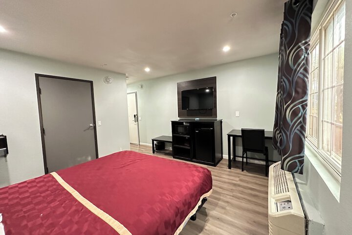 Double or Twin with Double Bed (4 of 13)