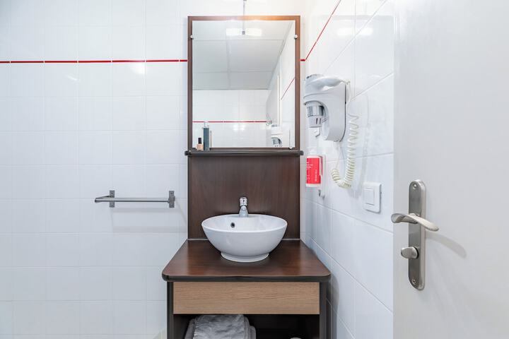 Room 32 of 40