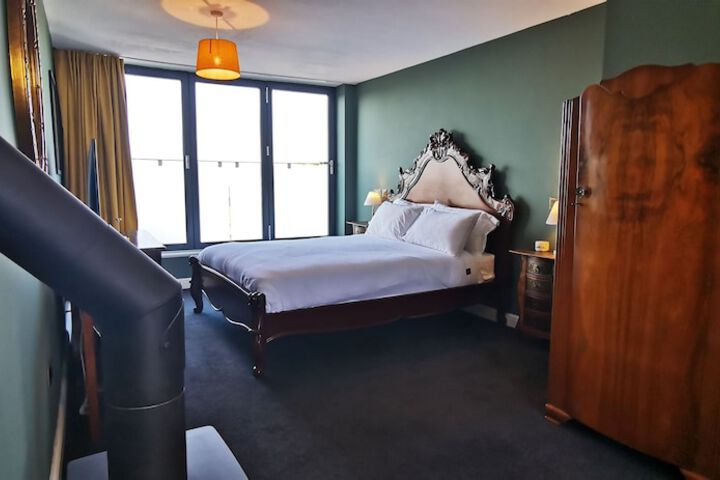 Room 16 of 40