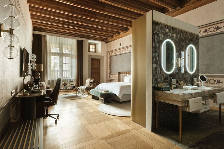 Room 19 of 90