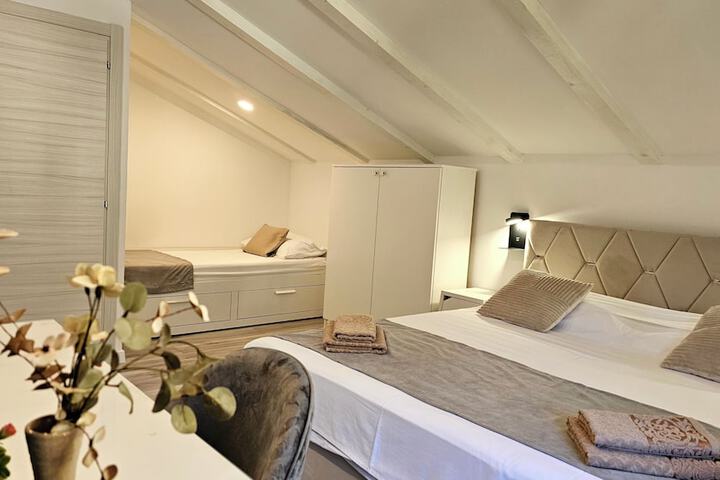 Room 15 of 140