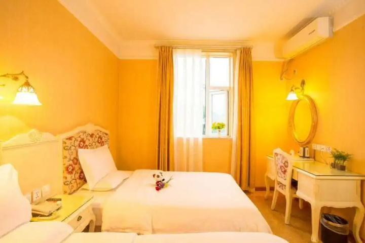 Room 4 of 10