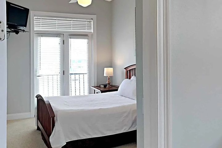 Room 4 of 18