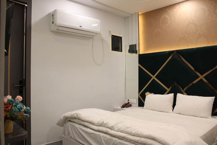 Room 4 of 10
