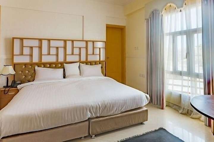 Room 8 of 9