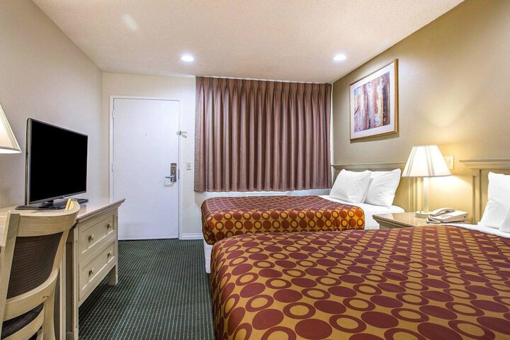 Room 9 of 24