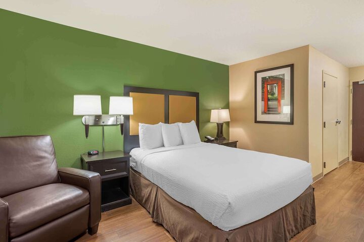 Studio Accessible Queen Size Bed (3 of 10)