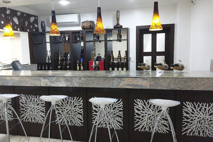 Lounge 17 of 23