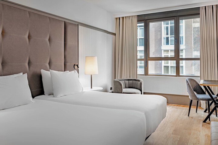 Room 10 of 68