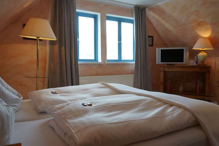 Room 43 of 100