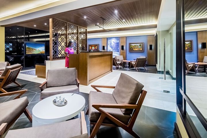 Lounge 128 of 171