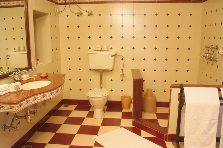 Room 6 of 16