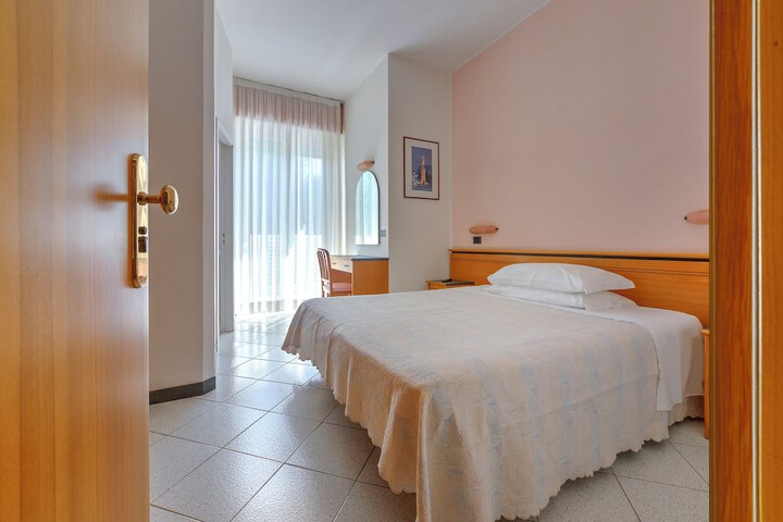 Room 8 of 42