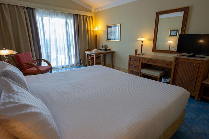 Room 28 of 125
