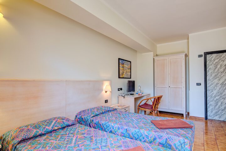 Room 9 of 127