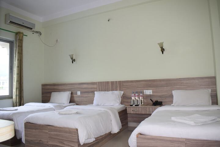 Room 12 of 33