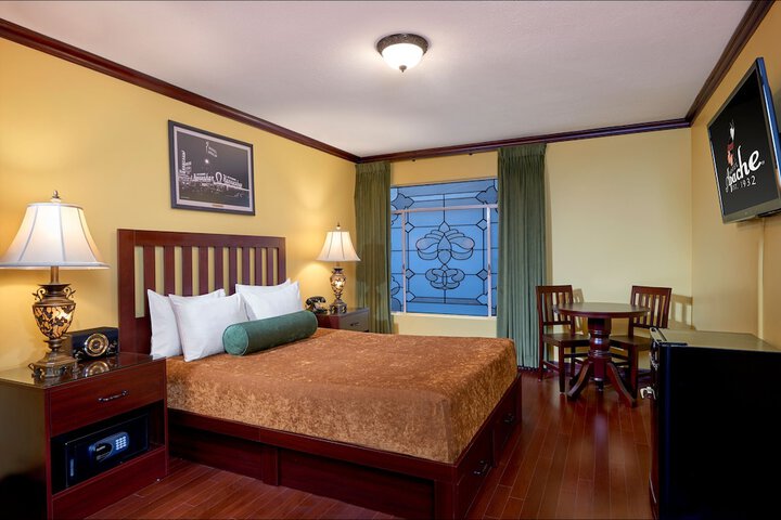 1 Queen Bed (4 of 5)