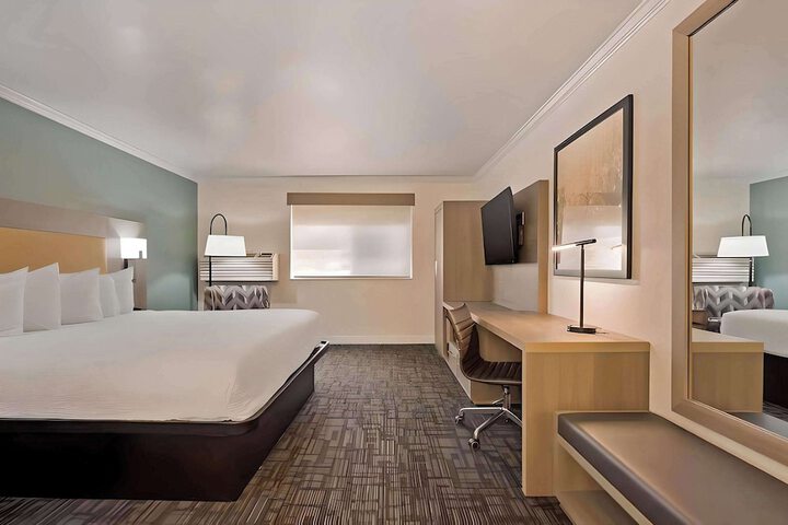 1 King Bed (11 of 18)