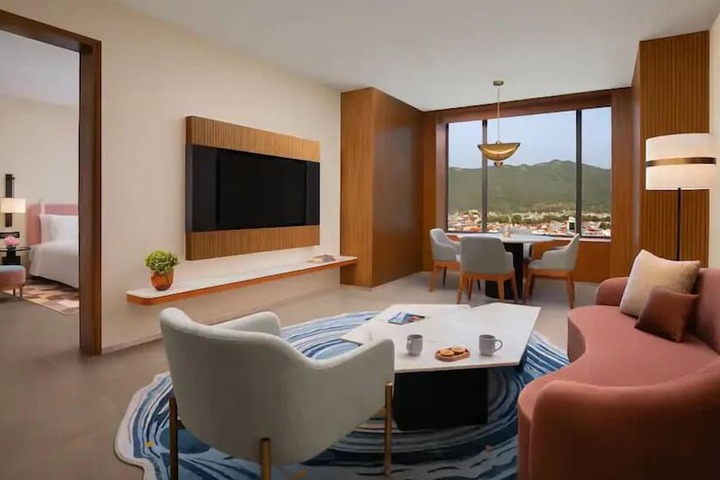 Room 3 of 44
