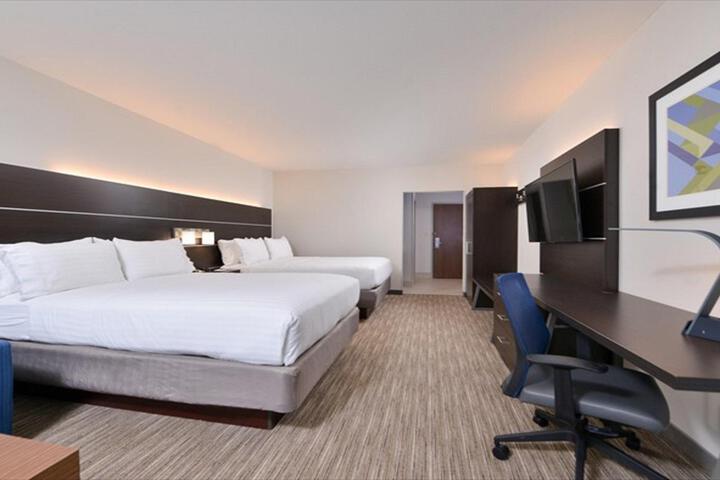 2 Queen Beds (12 of 13)