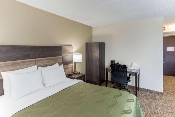 1 Queen Bed (16 of 17)